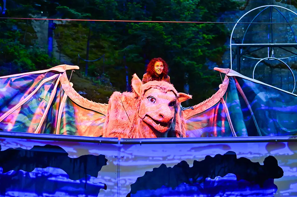 Martin Trippensee als Fuchur, Leyla Bischoff als Atréju auf der Bühne