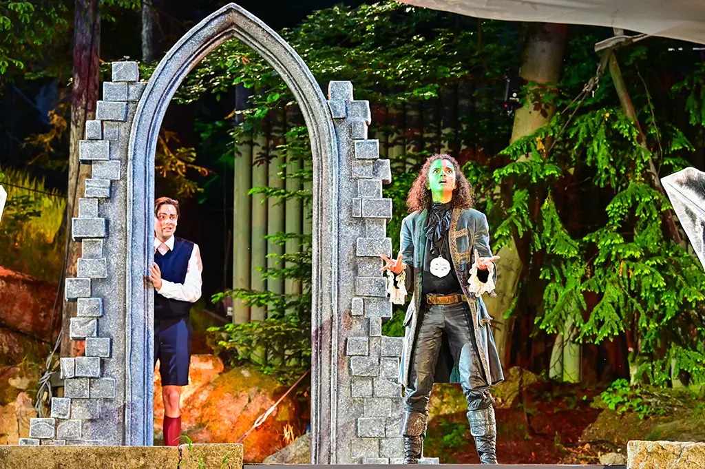 Luca-Noel Bock als Bastian Balthasar Bux auf der Bühne, versteckt sich und lauscht Leyla Bischoff als Atréju