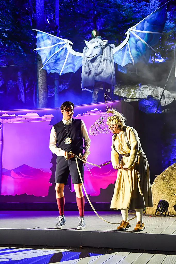 Luca-Noel Bock, Leyla Bischoff, Nikola Norgauer in Kostümen auf der Bühne