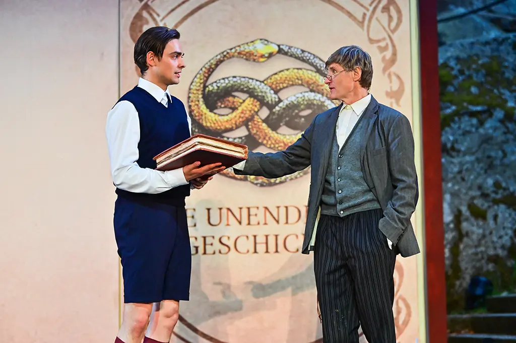 Luca-Noel Bock als Bastian Balthasar Bux und Paul Kaiser auf der Bühne