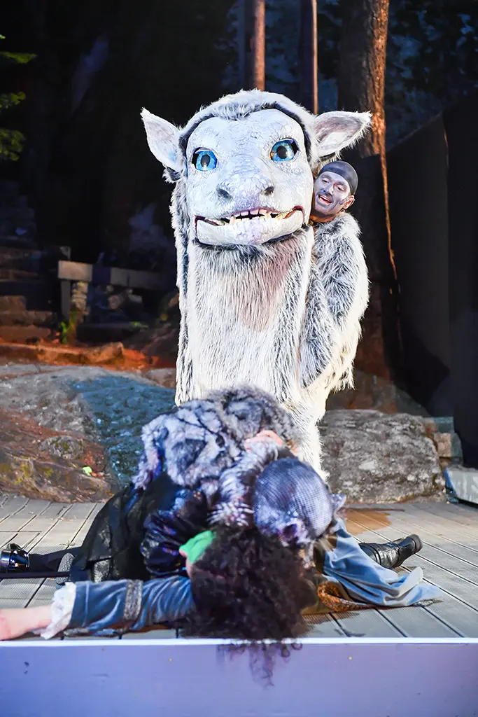 Martin Trippensee als Fuchur, Leyla Bischoff als Atréju auf der Bühne