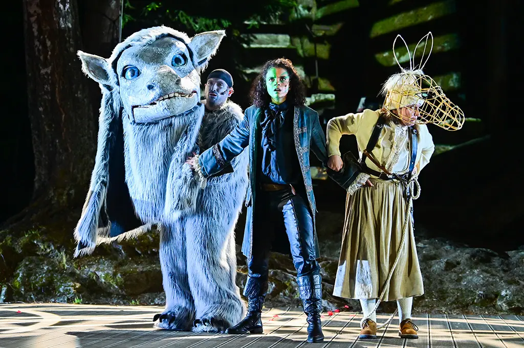 Martin Trippensee als Fuchur, Leyla Bischoff als Atréju und Nikola Norgauer Artax auf der Bühne