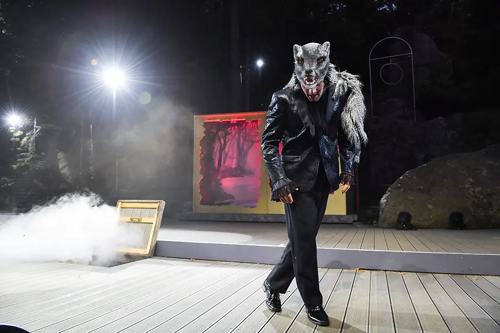 Matthias Eberle als Gmork auf der Bühne