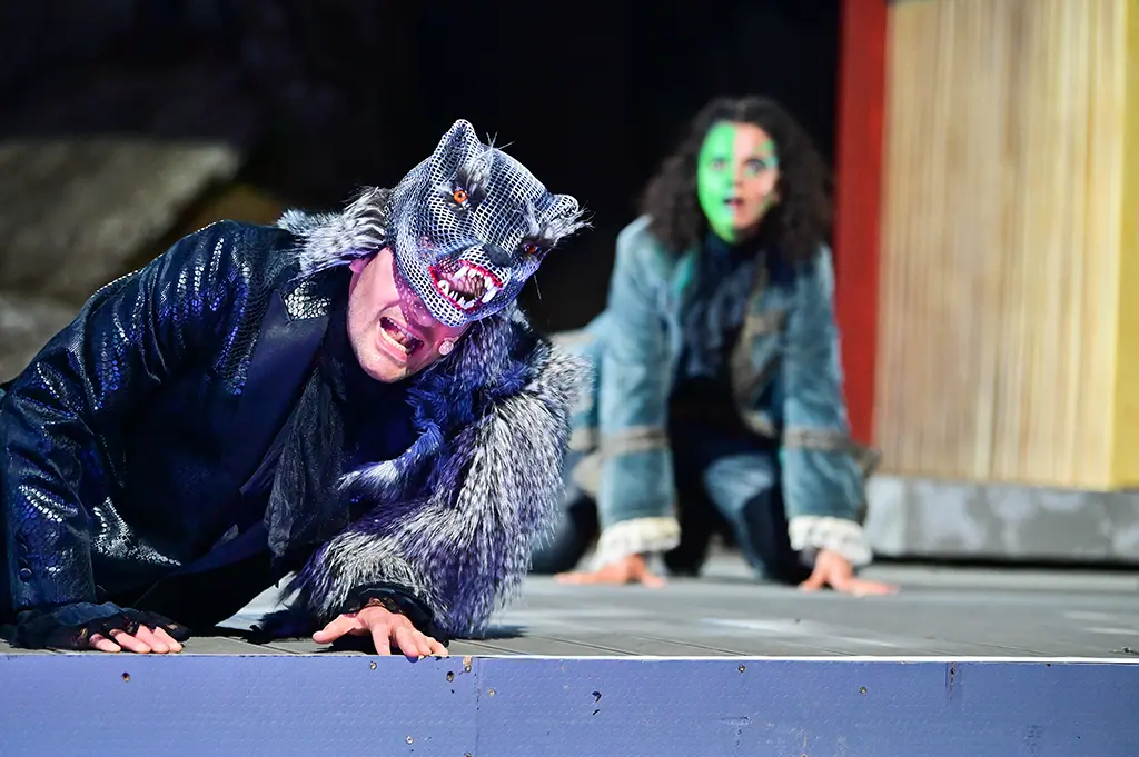 Leyla Bischoff als Atréju schaut auf Matthias Eberle als Gmork