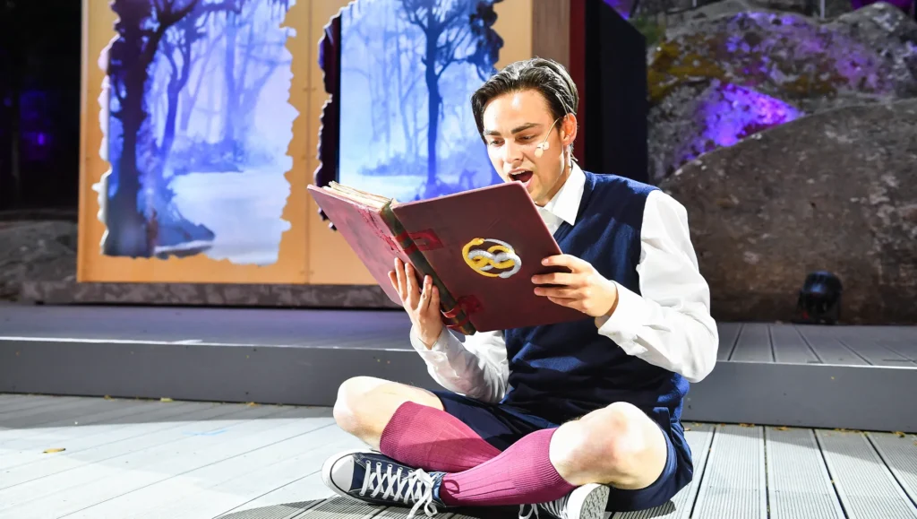 Luca-Noel Bock in der Rolle Bastian Balthasar Bux mit einem Buch