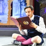 Luca-Noel Bock in der Rolle Bastian Balthasar Bux mit einem Buch