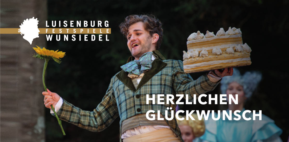 Mann mit Blume und Torte in der Hand