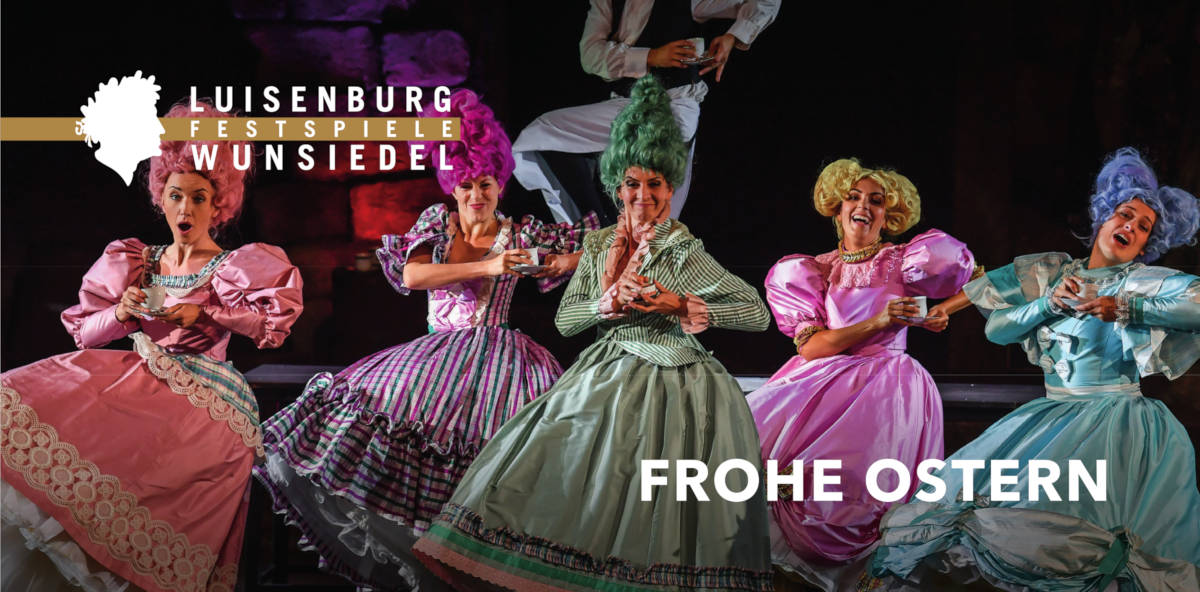 Frauen tanzen in bunten Kleidern auf der Bühne