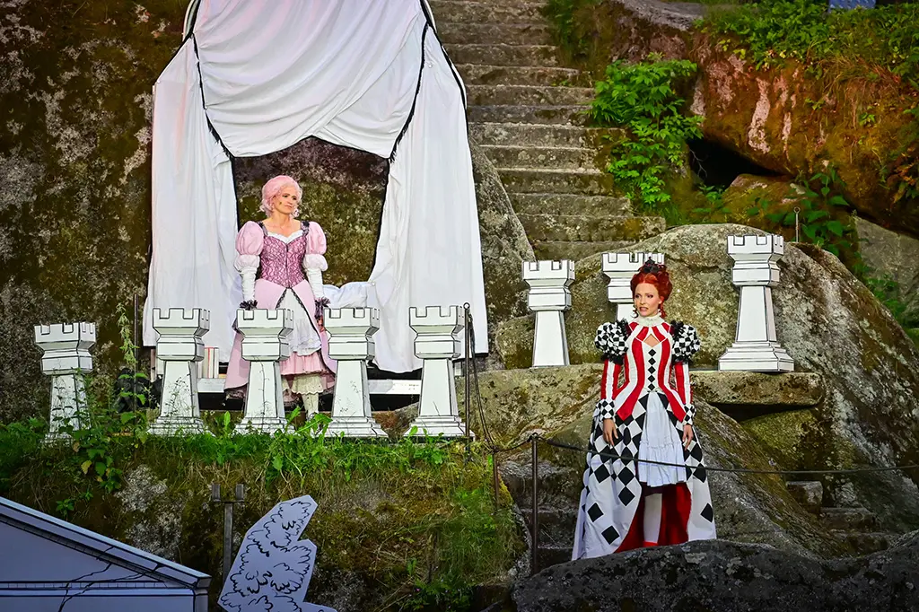 Eli Wasserscheid als Constance Bonacieux blickt evom Turm auf Daja Fuhrmann als Königin Anna