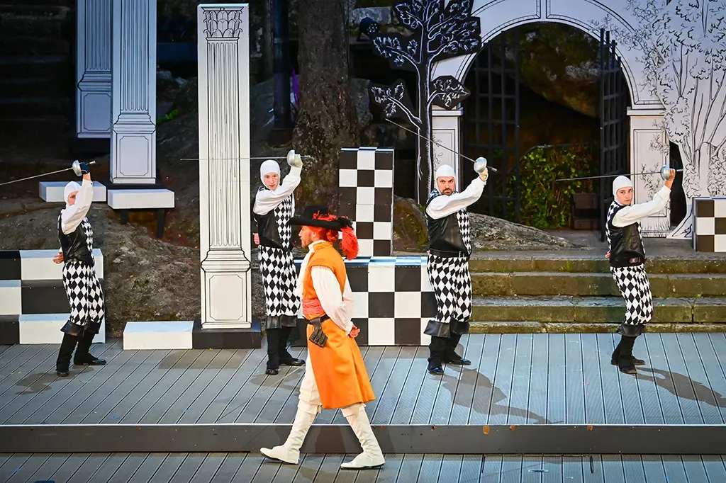 Mann schreitet vor Soltaten voran