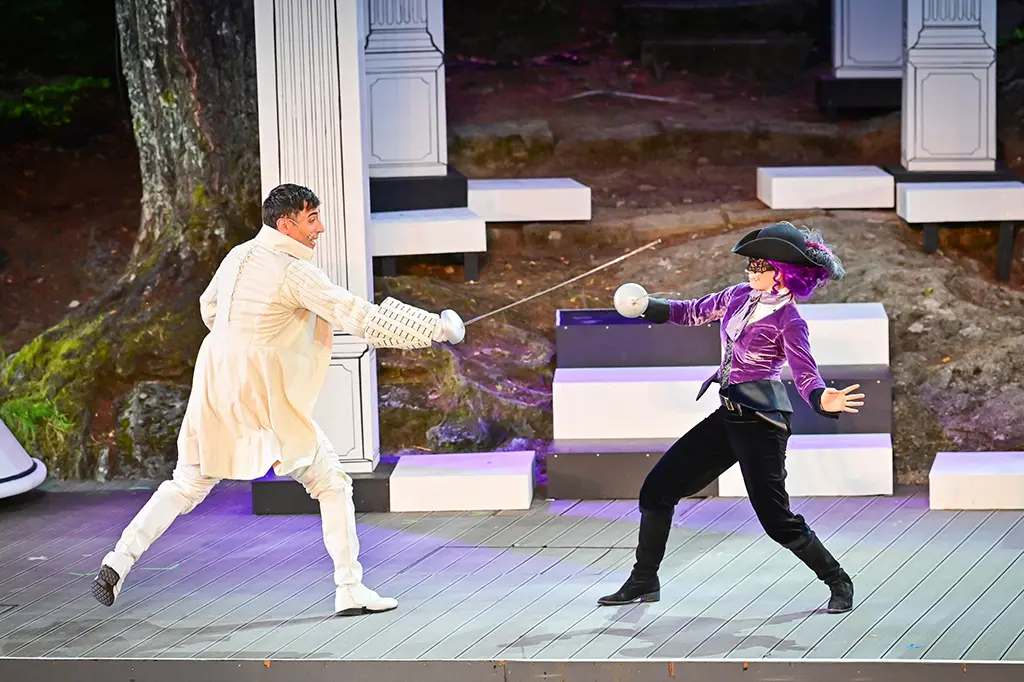 Manuel Karadeniz als Charles D´Artagnan fechtet gegen Marissa Möller als Lady Amber de Winter