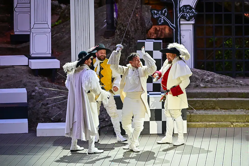 Dante Sáenz, Lukas Kientzer, Manuel Karadeniz und Mischa Mang als vier Musketiere