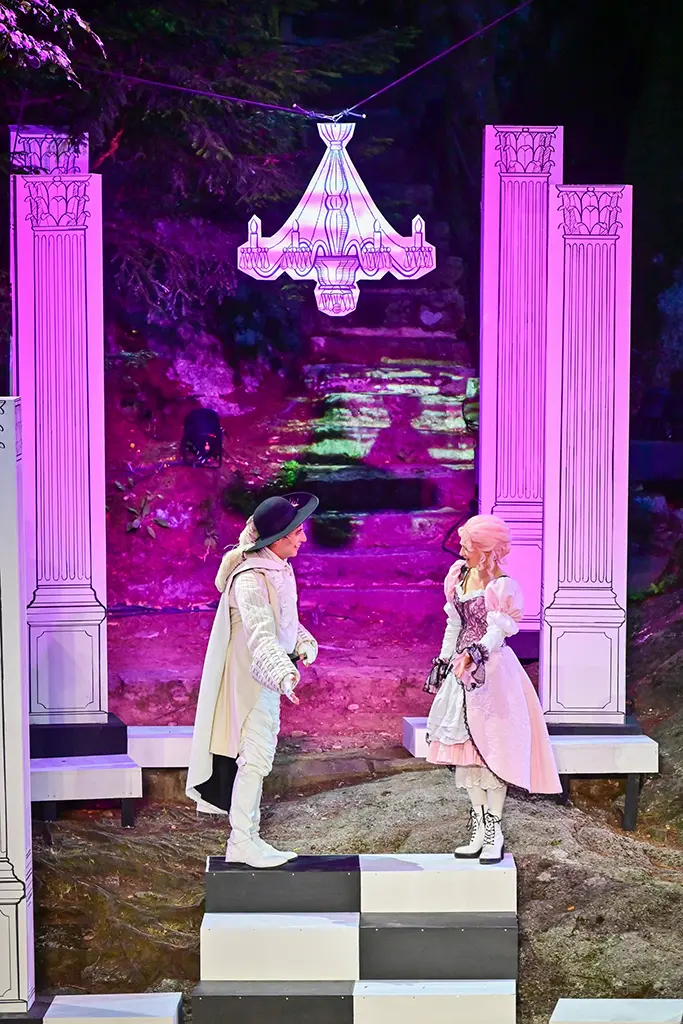 Mann und Frau finden sich in einem Ballsaal wieder