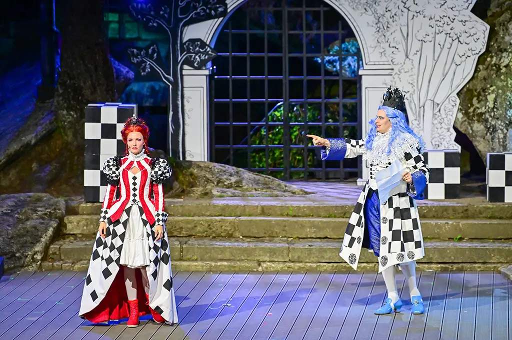 Fynn Duer-Koch als König Ludwig XIII und Daja Fuhrmann als Königin Anna