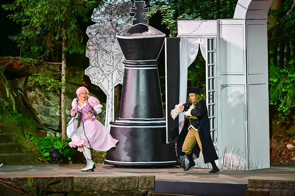 Eli Wasserscheid als Constance Bonacieux rennt vor Martin Trippensee als Monsieur Bonacieux davon