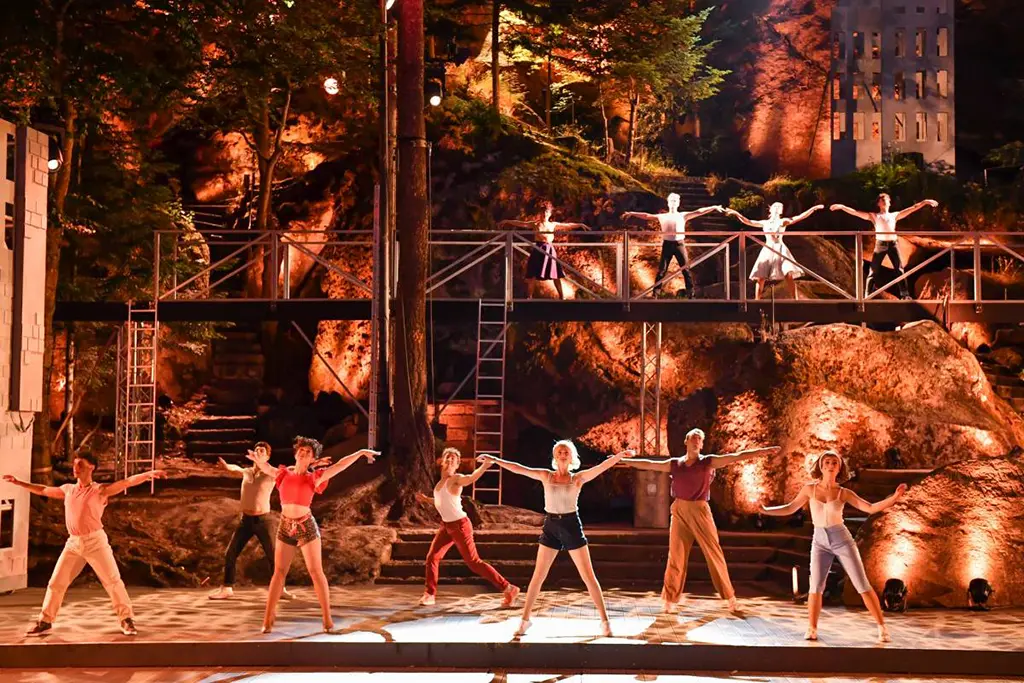 Ensemble auf der Bühne