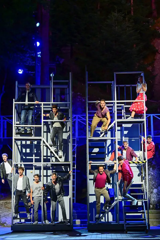 Ensemble auf der Bühne auf einem Gerüst