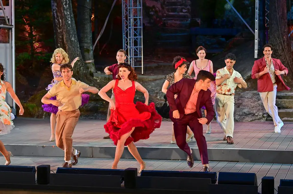 Tanzendes Ensembles auf der Bühne