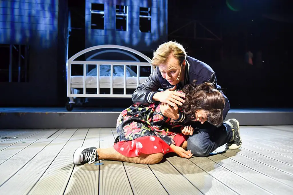 Sarah Weidinger als Maria beschützt von Bosse Vogt als Tony