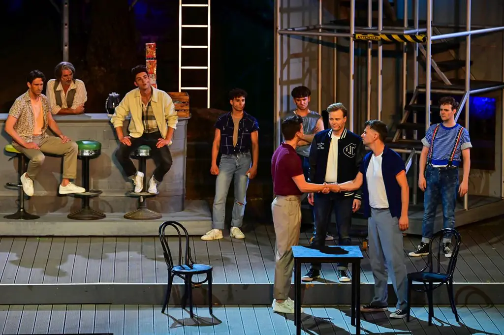 Verschiedene Statisten auf der Bühne