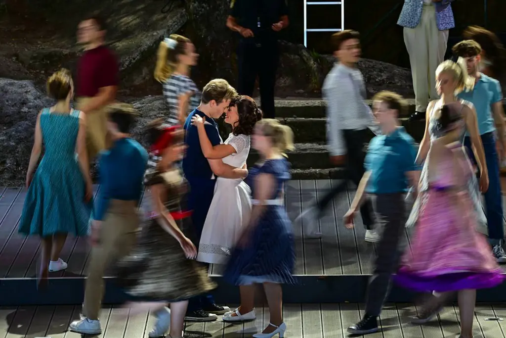 Bosse Vogt als Tony Sarah Weidinger als Maria und Ensemble