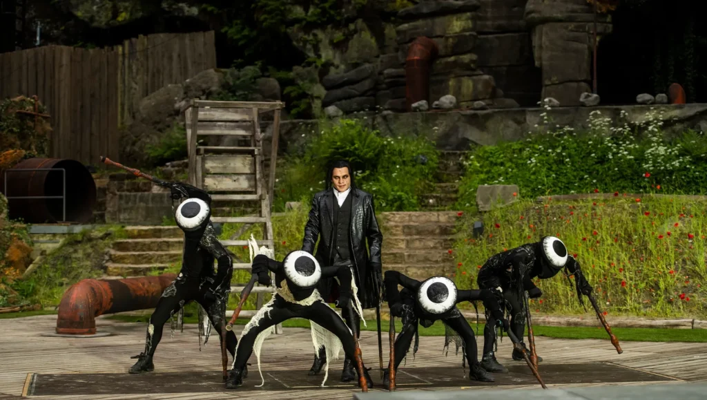 Mann mit dunklem Anzug und vier Gestalten