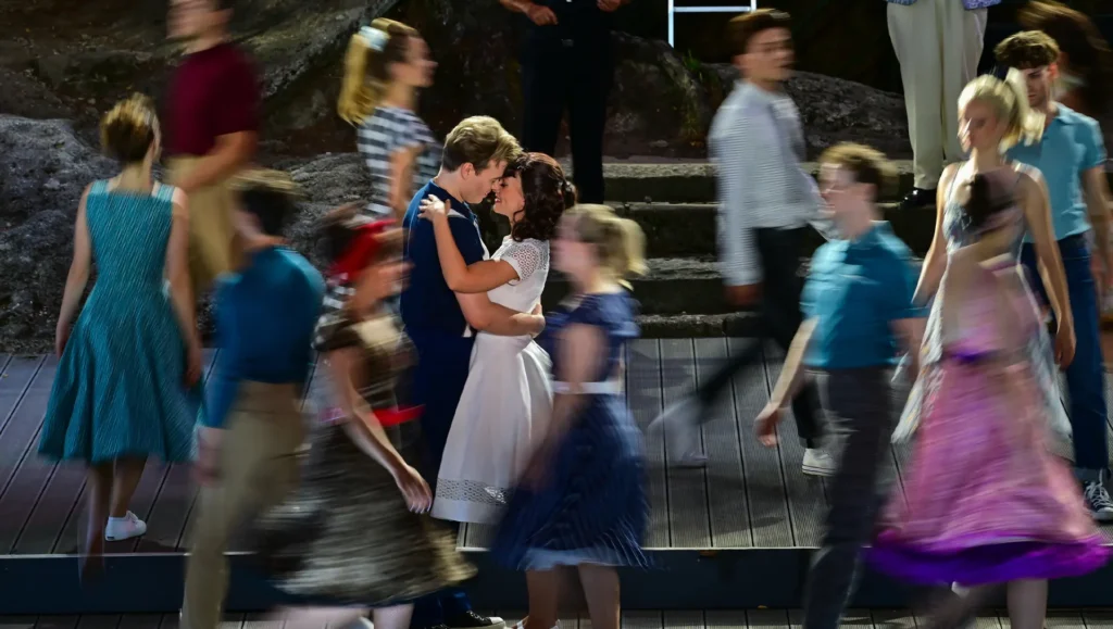 Bosse Vogt als Tony Sarah Weidinger als Maria und Ensemble