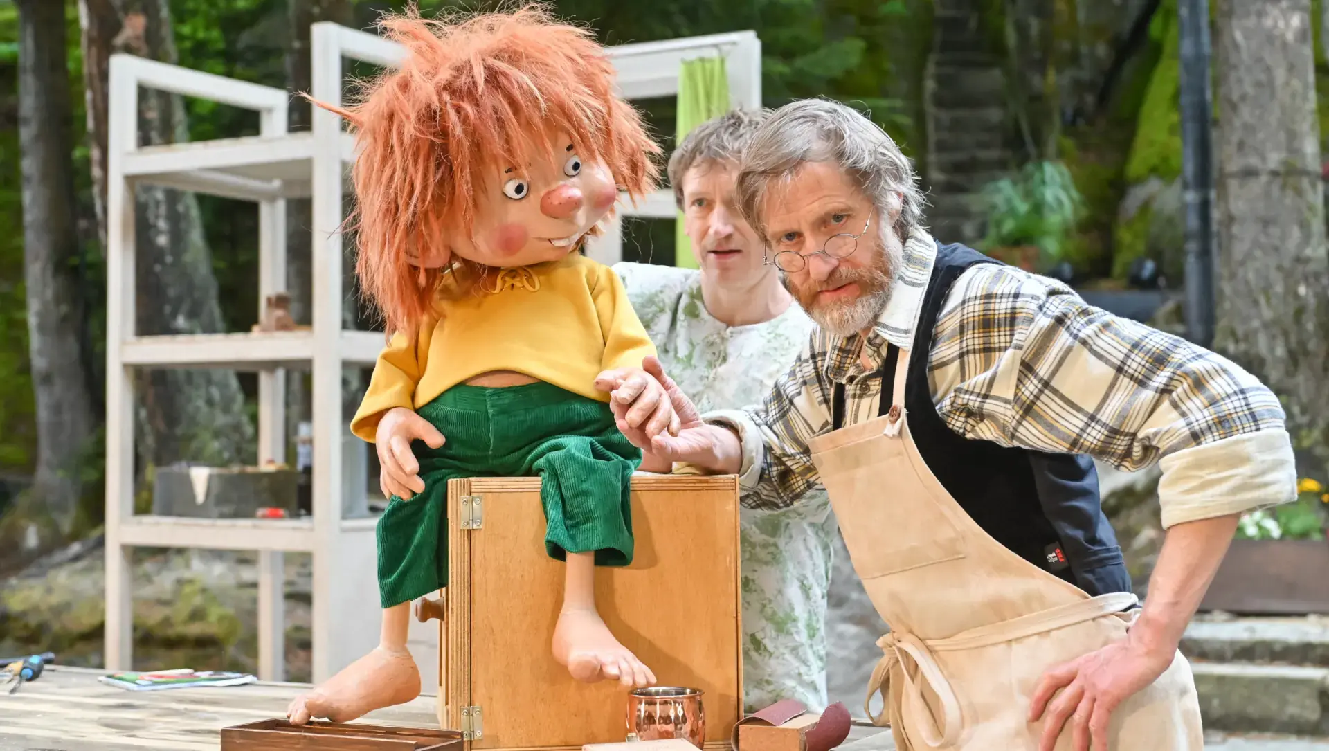 PUMUCKL (Puppenspieler Christian Sengewand) und Meister Eder (Paul Kaiser)