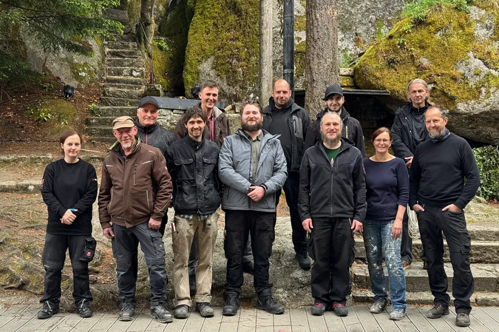 Manuela Weih, Roger Rabensteiner, Paul Reller, Conor Spillane, Fabian Schröter, Myriam Dostal, Dietmar Strauß, Sergej Raider, Jonas Stahl, Michael Fischer, Tom Schüller, Ulf Naumann (Lutz Schädlich, Philipp Clauss)