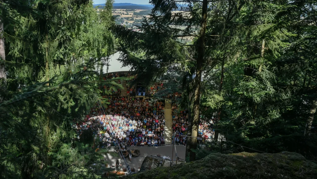 Foto durch Wald und Bäume auf den Zuschauerbereich