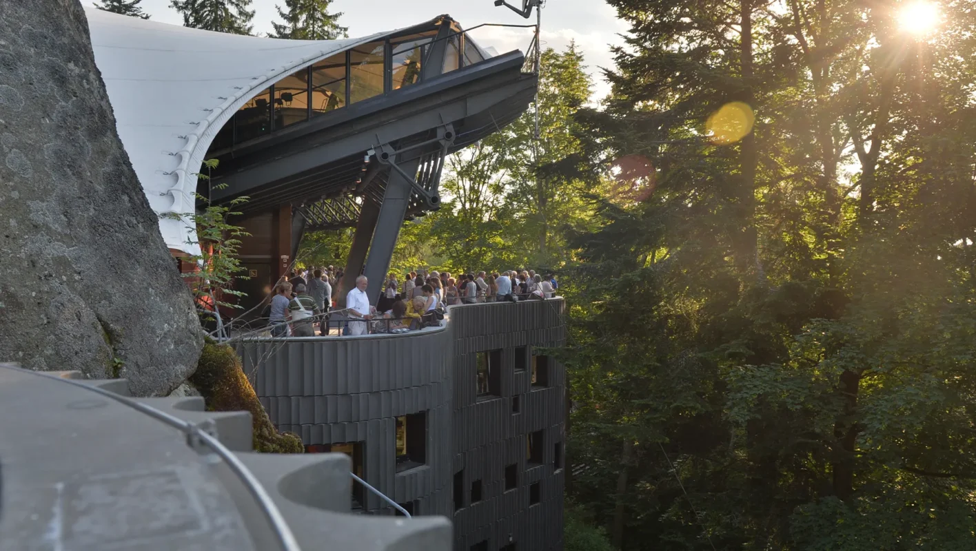 Seitenblick auf Therasse mit vielen Menschen