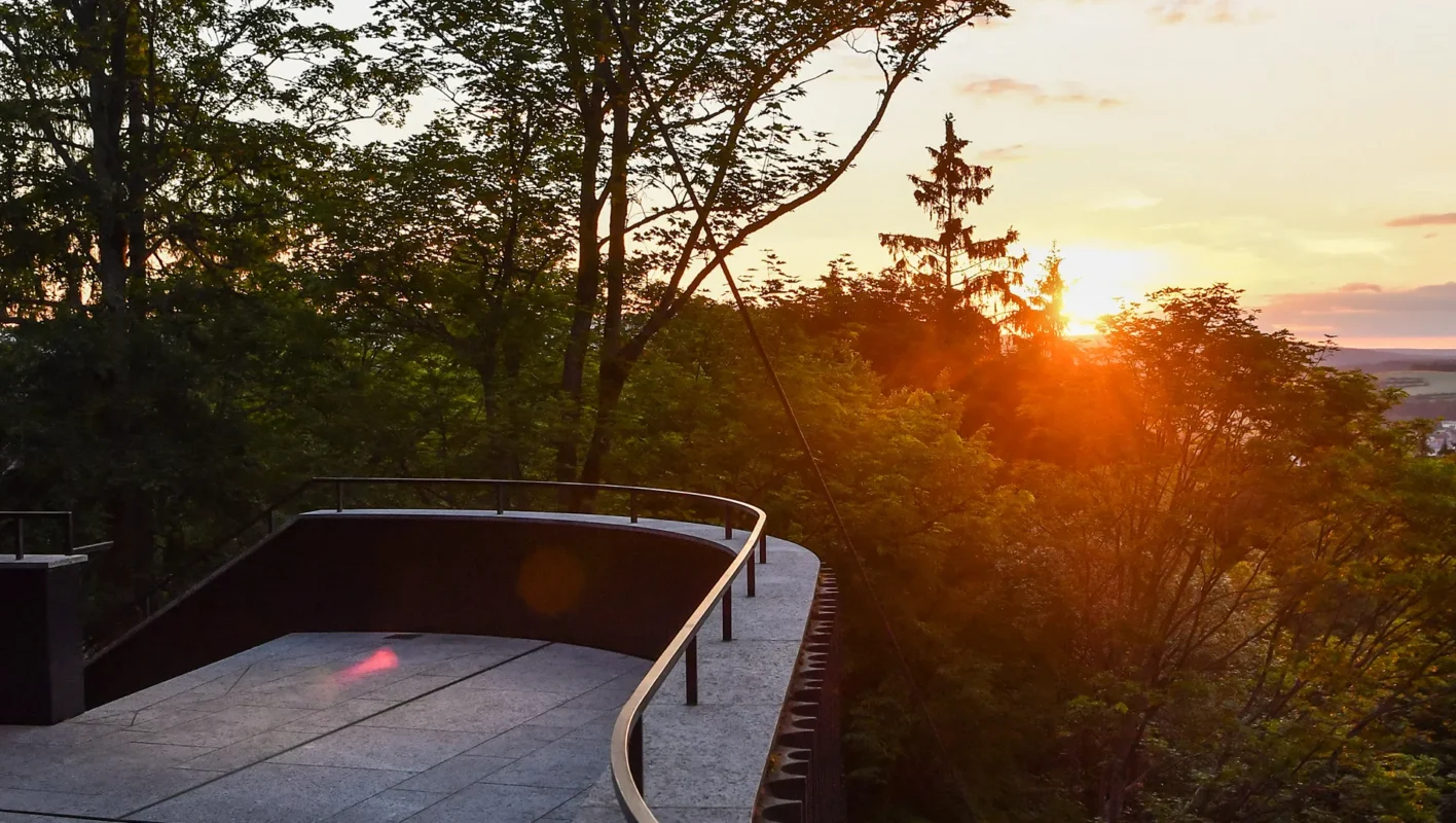 Blick von der Terasse in den Sonnenuntergang