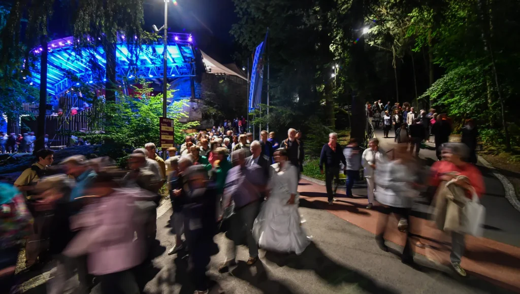 Menschen verlassen bei Nacht die Luisenburg