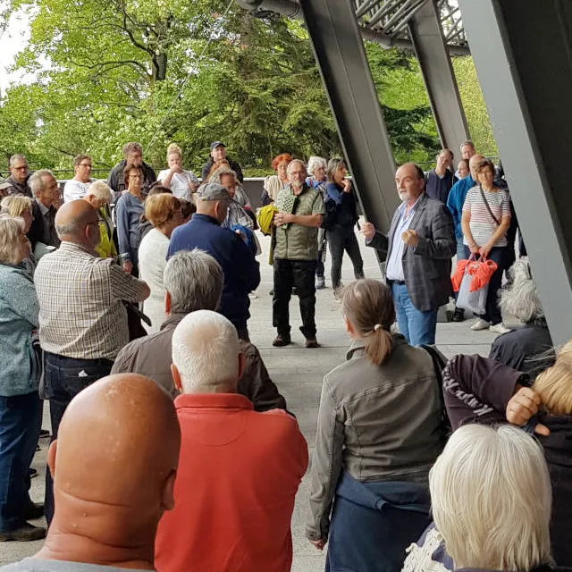 Ein dramaturgisches Gespräch im Foyer mit vielen Zuhörern