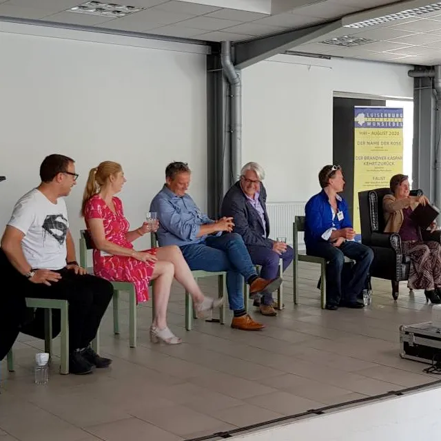 Podiumsdiskussion mit mehrere Personen