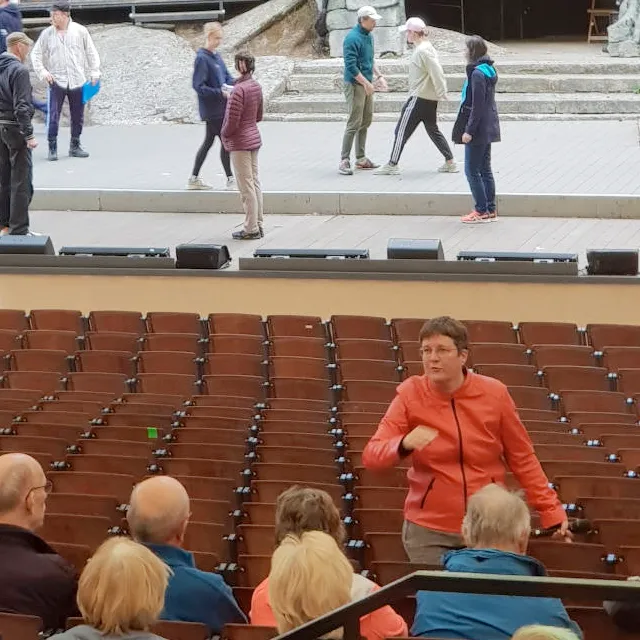 Birgit Simmler spricht zu den Besuchern einer offenen Probe