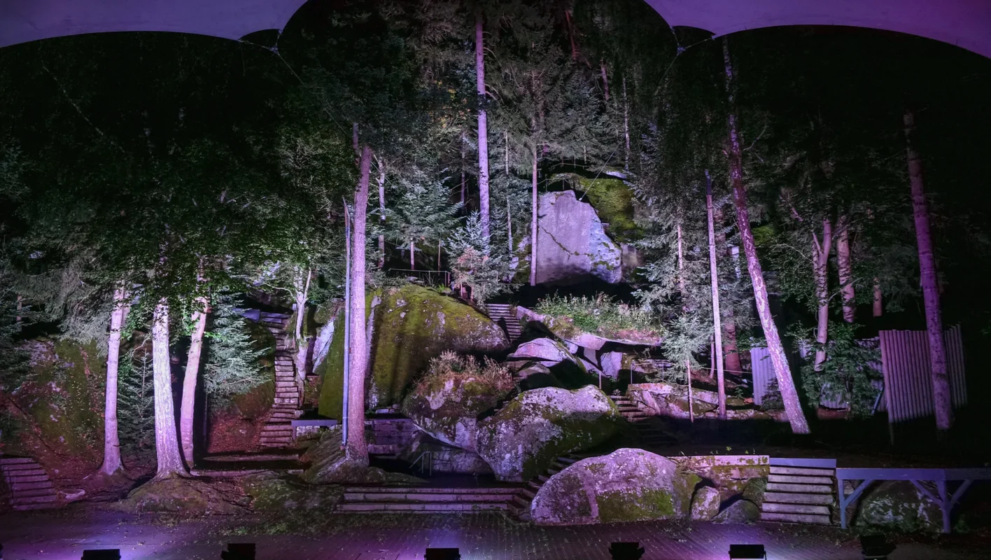 Lila angeleuchtete Naturbühne