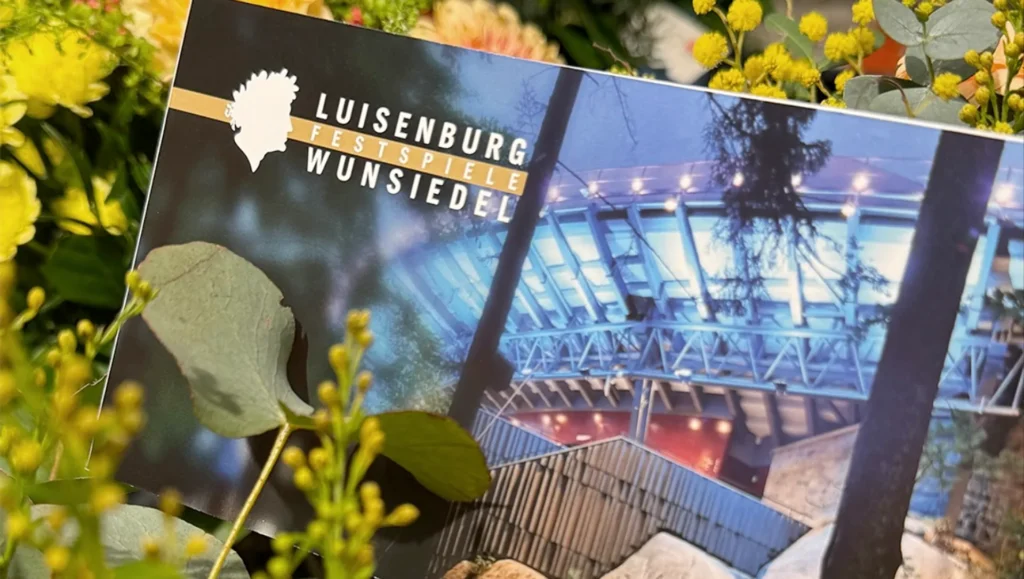 Gutschein Neutral in Blumen eingesteckt