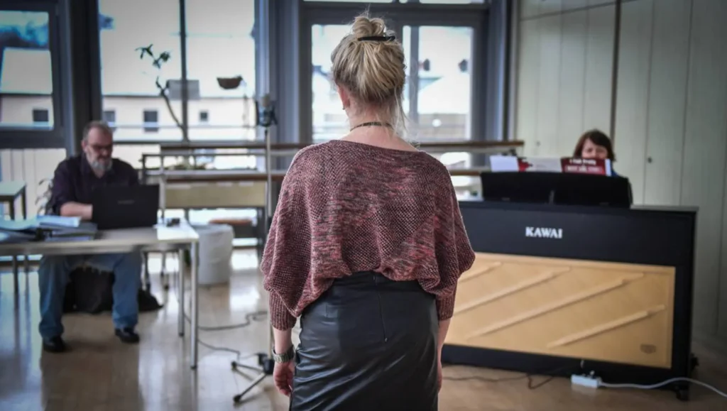 Frau von Hinten in einem Casting