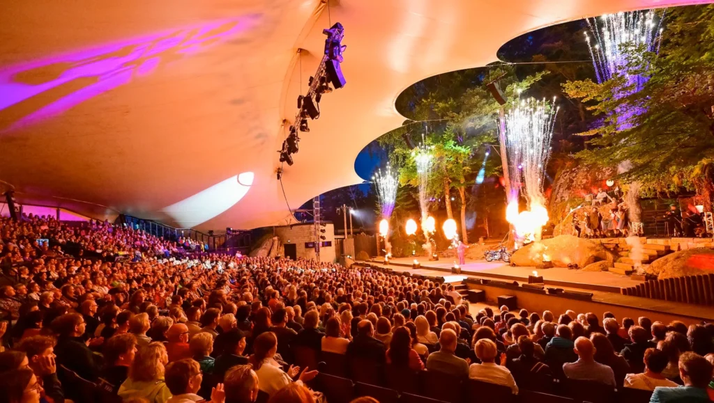 Feuershow auf der Bühne mit Publikum