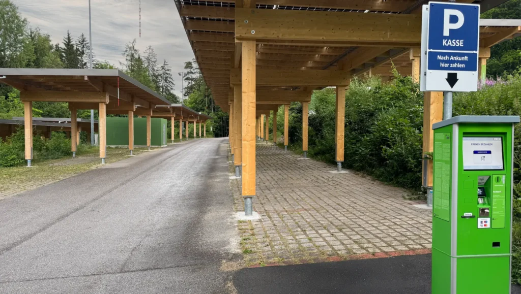 Überdachte Parkplätze und Parkscheinautomat