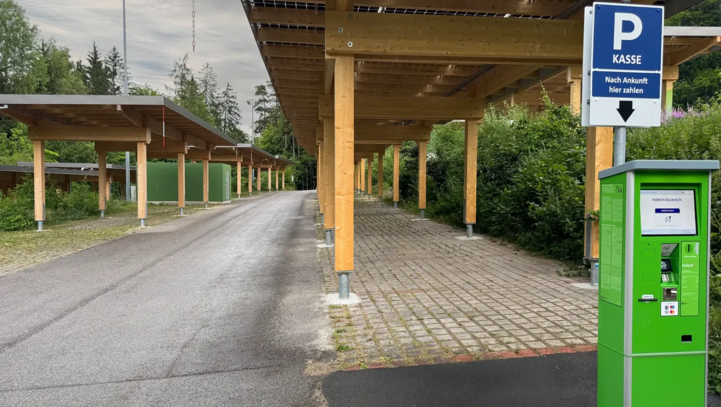 Überdachte Parkplätze und Parkscheinautomat