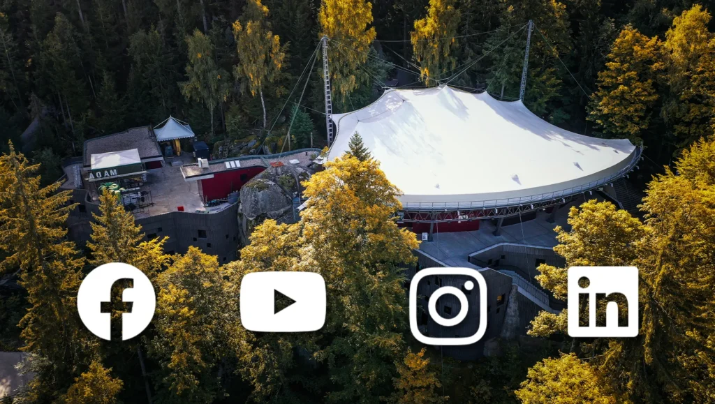 Vogelperspektive der Luisenburg im Wald mit Social Media Icons
