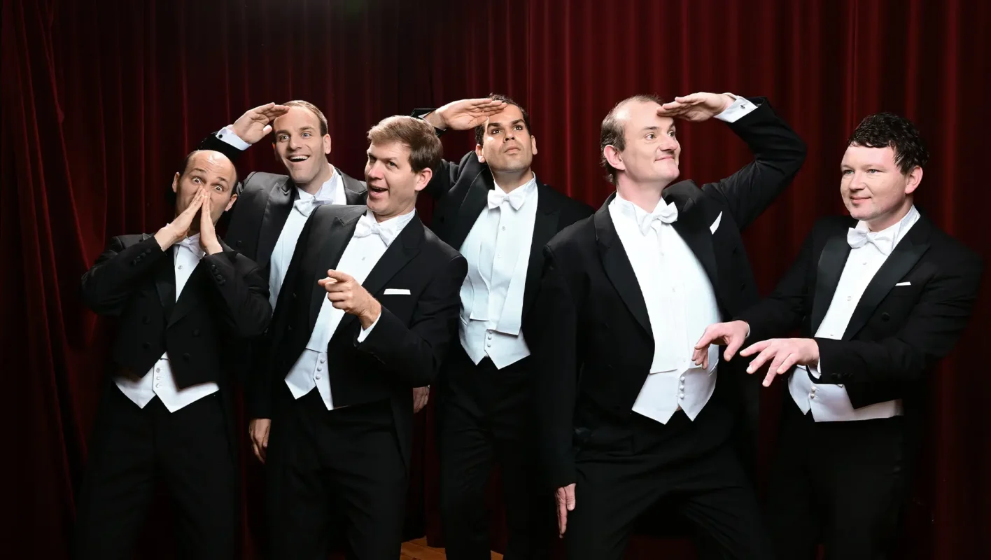 6 Männer in Anzügen