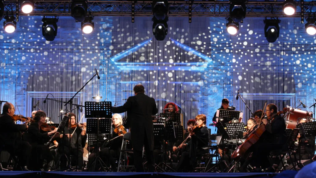 Stimmungsvoll beleuchtete Orchester