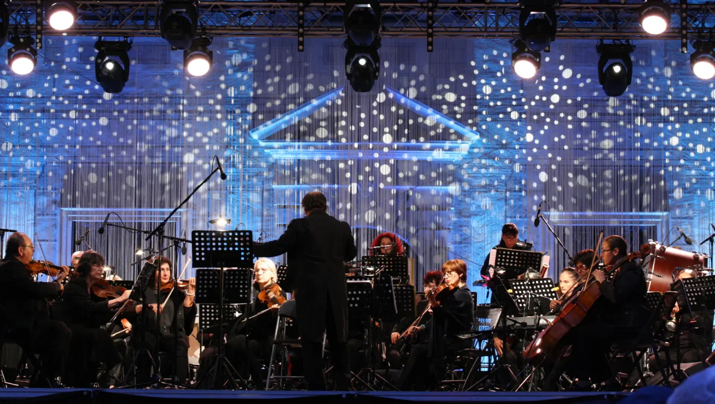 Stimmungsvoll beleuchtete Orchester