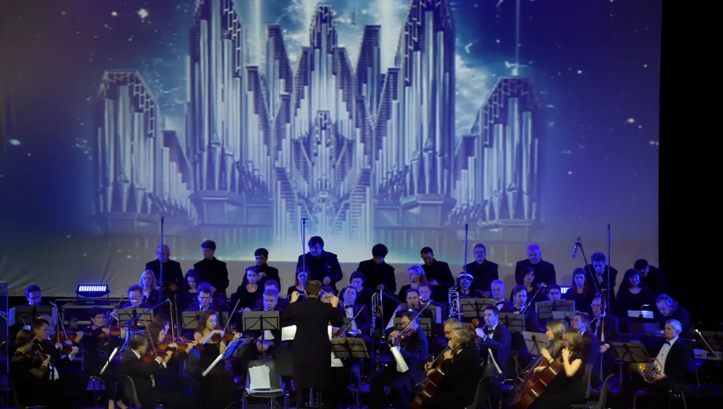 Orchester mit verschiedenen Musikinstrumenten