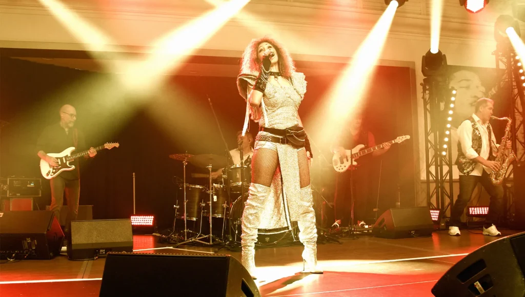 Sängerin auf der Bühne in Stil von Tina Turner