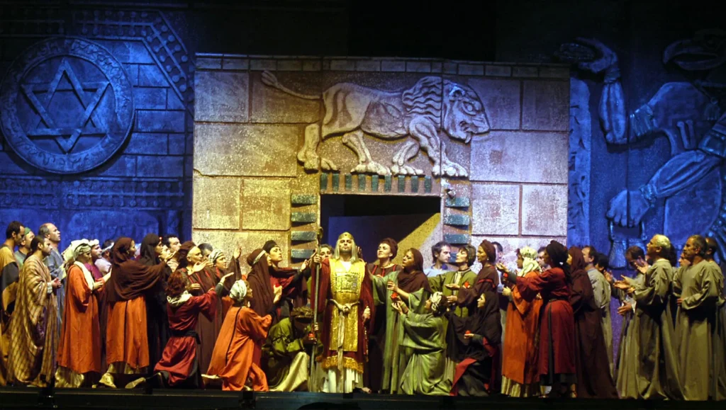 eine große Gruppe kostümierte Personen auf einer Bühne