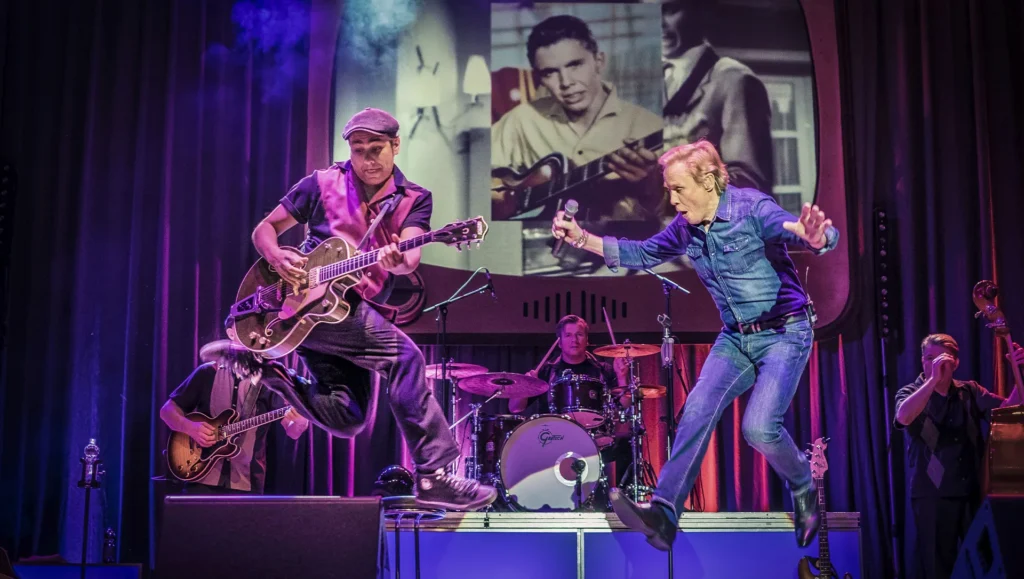 Peter Kraus mit Gitarrist auf der Bühne